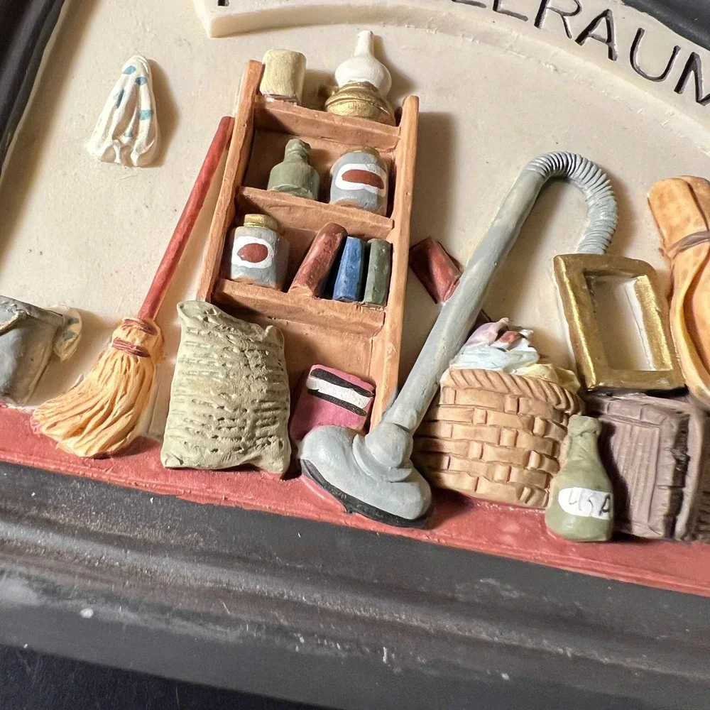 German Holzschnitzerei Abstellraum Vtg Resin Wall Plaque Folk Art 3D Schuster